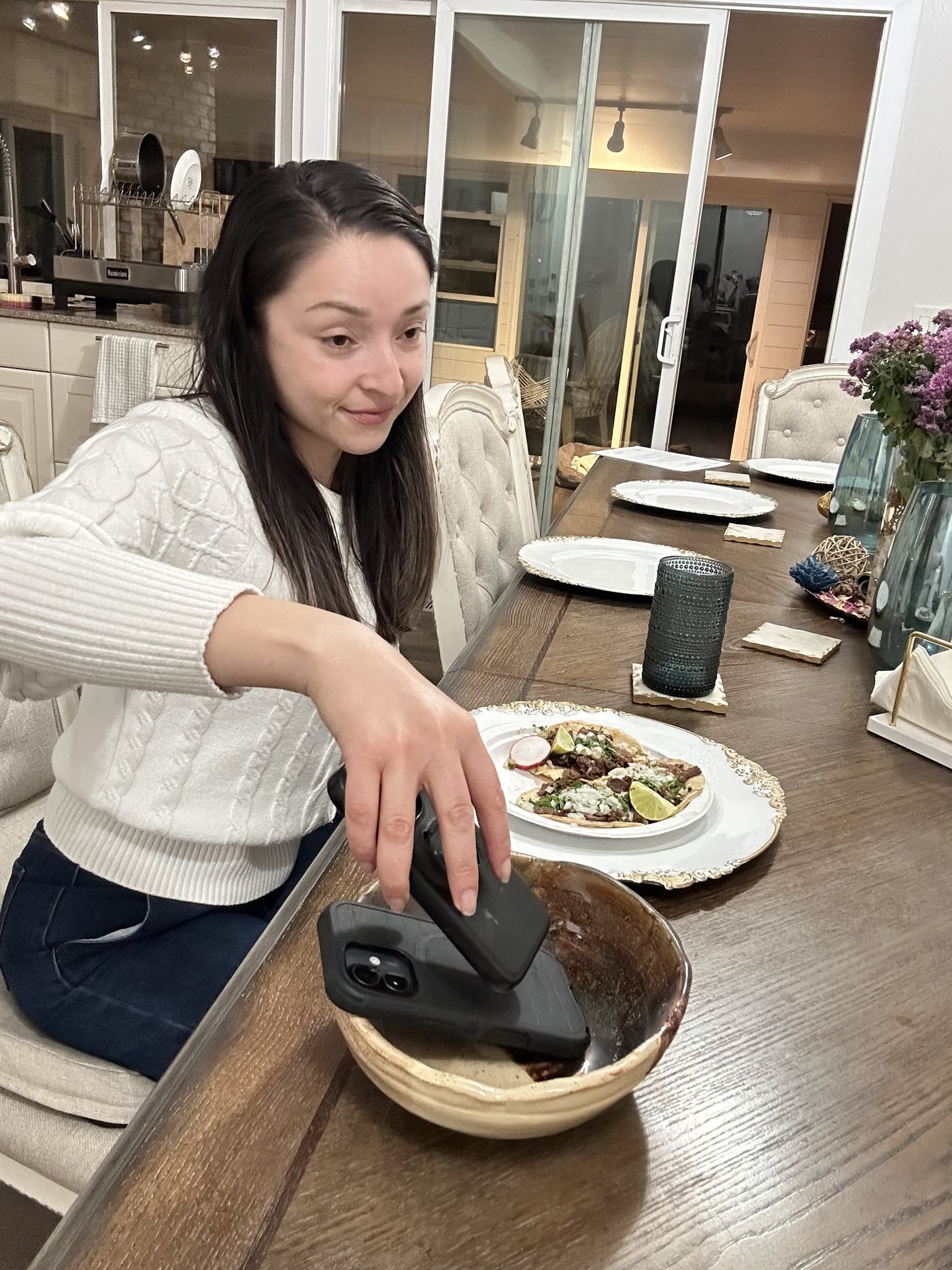 Dulce Calderón deja el móvil en un cuenco durante la cena